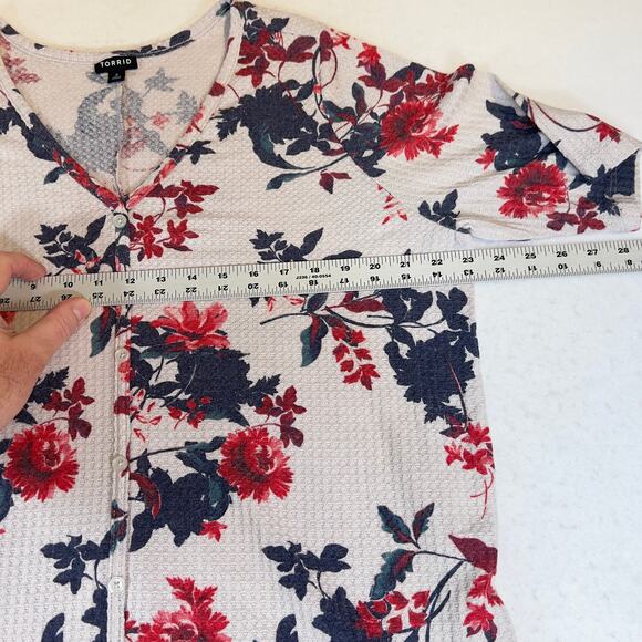 Torrid Button Shirt Woman 2 V-Neck White w/ Red & Blue Floral Stretchy Cottage - Picture 7 of 11